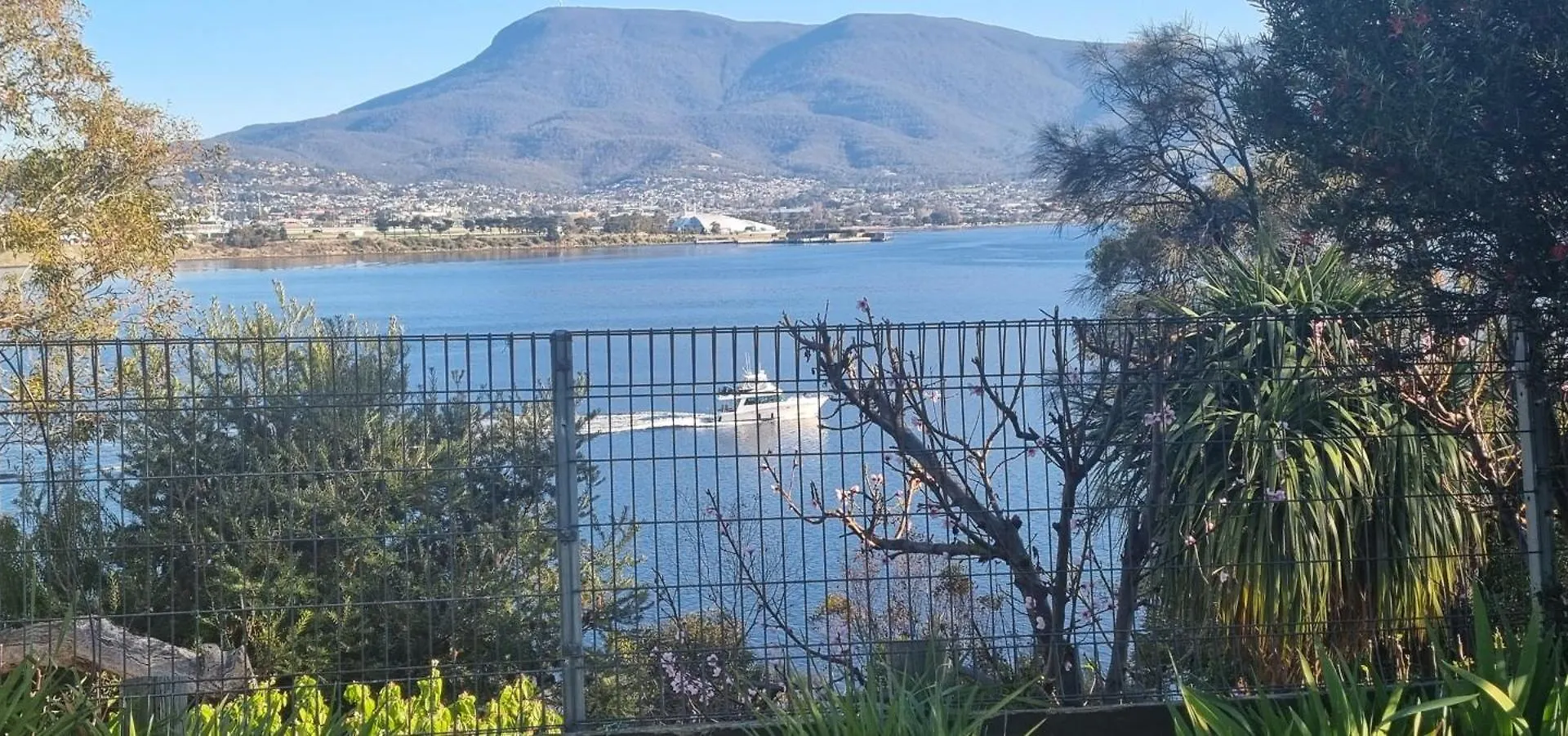 Waterfront Abode - 2 Bedrooms Hobart Apartment