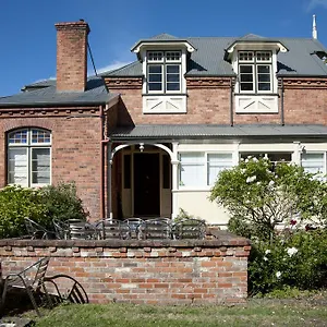 Lowena Cafe And Bed and breakfast